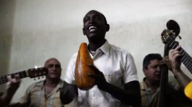 Küba band Eko caribe Havana'da sahne filme.