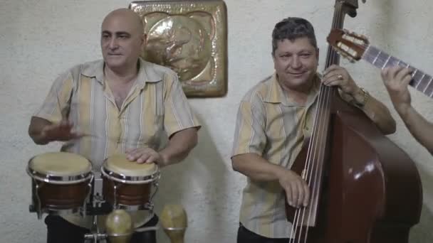 The cuban band eco caribe filmed performing in havana. — Stock Video