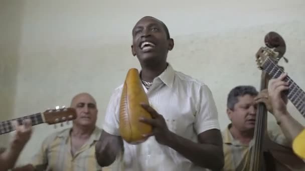 Die kubanische band eco caribe gefilmt, wie sie in havana auftritt. — Stockvideo