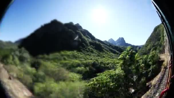 Ett skott från el chepe tåg som passerar genom otroliga koppar canyon — Stockvideo