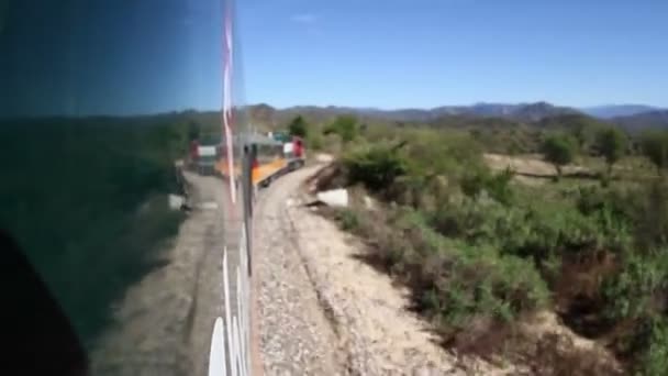 Disparo desde el tren El Chepe que pasa a través del increíble cañón de cobre — Vídeo de stock