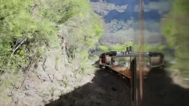 Постріл з ель-чепе поїзда, який проходить через неймовірний мідний каньйон — стокове відео