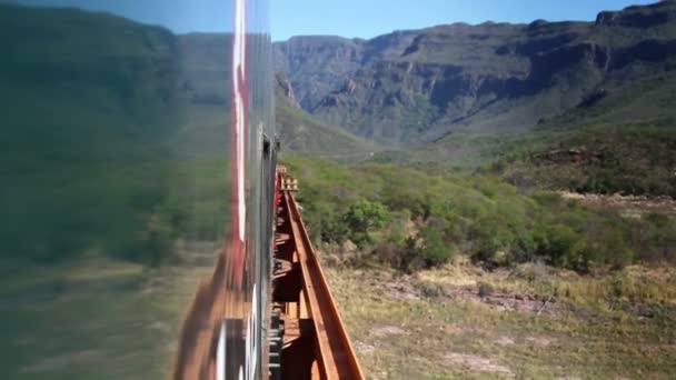 Un colpo dal treno El Chepe che passa attraverso l'incredibile canyon di rame — Video Stock