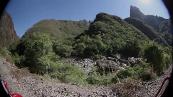 Un disparo desde el tren El Chepe que pasa por el increíble cañón de cobre — Vídeo de stock