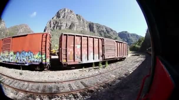Un disparo desde el tren El Chepe que pasa por el increíble cañón de cobre — Vídeos de Stock