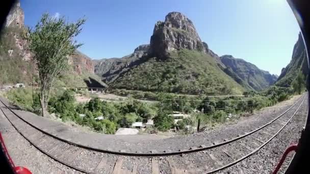 Un colpo dal treno El Chepe che passa attraverso l'incredibile canyon di rame — Video Stock