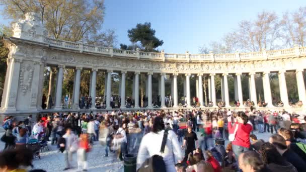 Tłumy w parku el retiro, Madryt na letnie niedzielne popołudnie — Wideo stockowe