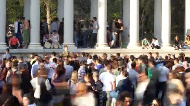 Πλήθη στο πάρκο el retiro, Μαδρίτης σε ένα καλοκαίρι, Κυριακή απόγευμα — Αρχείο Βίντεο