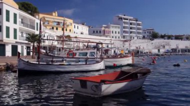 Tekneler ve yatlar güzel mavi kristal deniz ve sahil şeridi menorca içinde