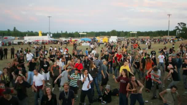 Натовп танцює на electromind фестивалі, Монпельє — стокове відео