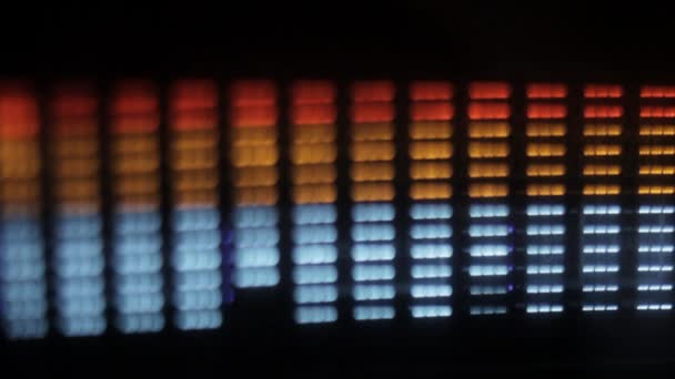 Close-up de um equalizador gráfico hifi disparado com uma lente de inclinação e deslocamento para dar um leve borrão — Vídeo de Stock