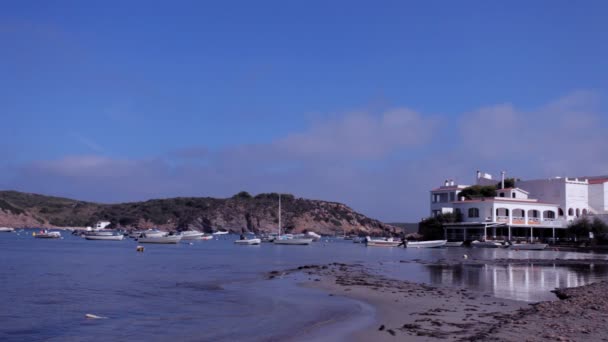 Prachtige kustlijn en kristal blauwe zee, es grau, menorca, Balearen, Spanje — Stockvideo