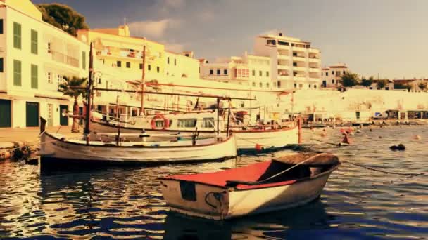 Barche e yacht nel bellissimo mare cristallino blu, e la costa di Maiorca — Video Stock