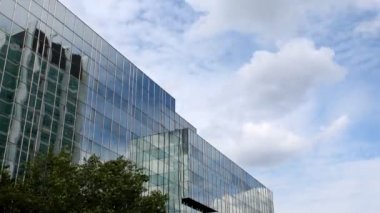 bulutlar cam yansıtılmış ofis kulesinde hareketli yansımaları