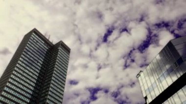 bulutlar cam yansıtılmış ofis kulesinde hareketli yansımaları