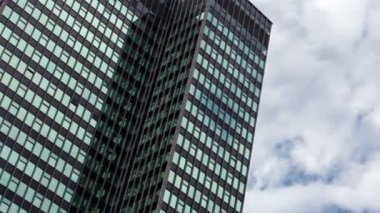 bulutlar cam yansıtılmış ofis kulesinde hareketli yansımaları