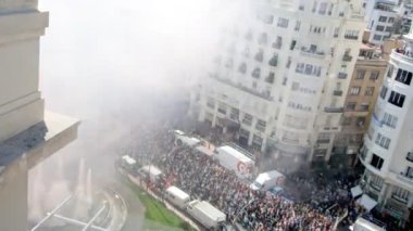 bir çatıda günlük mascletas ekranın görüntüleme