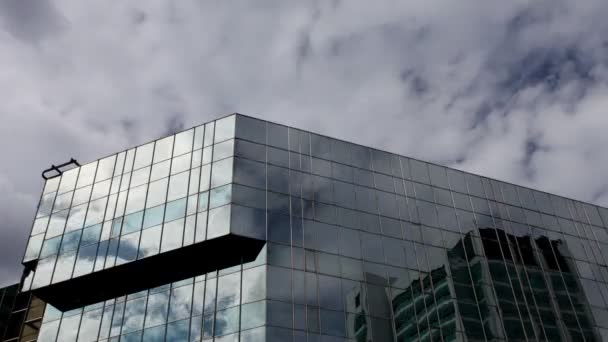 Reflecties van wolken verplaatsen in glas gespiegelde kantoortoren — Stockvideo