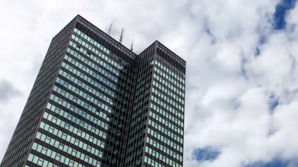 Reflexões de nuvens que se movem em vidro espelhado torre de escritório — Vídeo de Stock