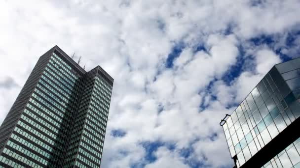 Reflexionen von Wolken, die sich in einem verspiegelten Büroturm bewegen — Stockvideo