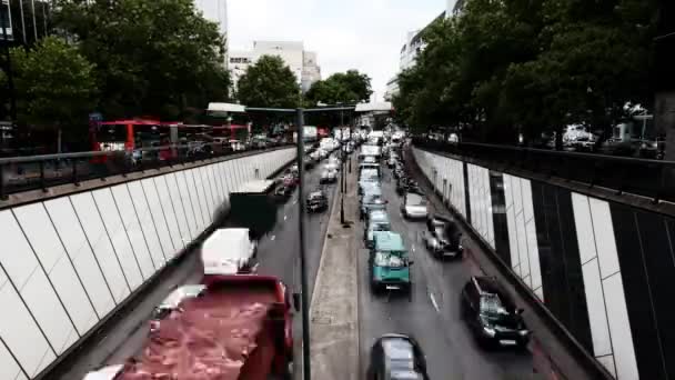 Tráfico a toda hora en el centro de Londres — Vídeo de stock