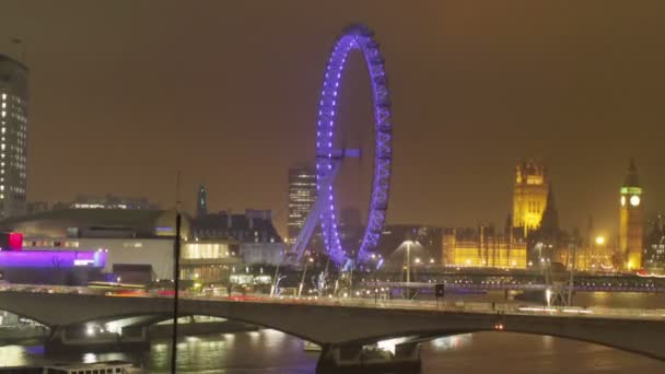Panning timelapse πυροβολισμό του μάτι και ποταμό Τάμεση Λονδίνο τη νύχτα — Αρχείο Βίντεο