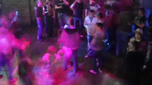 Disparo mirando a una multitud bailando en un club nocturno de tela, Londres — Vídeo de stock