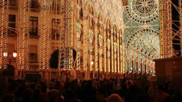 Διάσημο φωτισμένο δρόμο τη νύχτα με τα πλήθη των κατά τη διάρκεια του Φεστιβάλ fallas la — Αρχείο Βίντεο