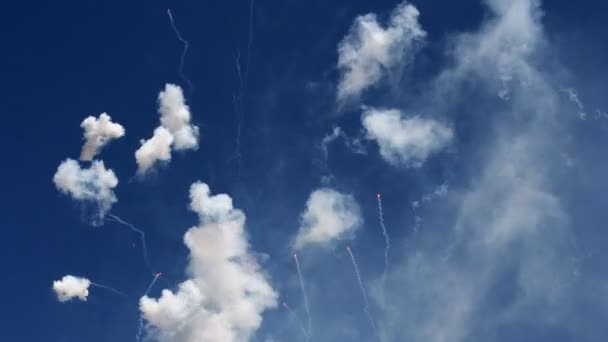 Röker på himlen under mascletas display, valencia, Spanien — Stockvideo