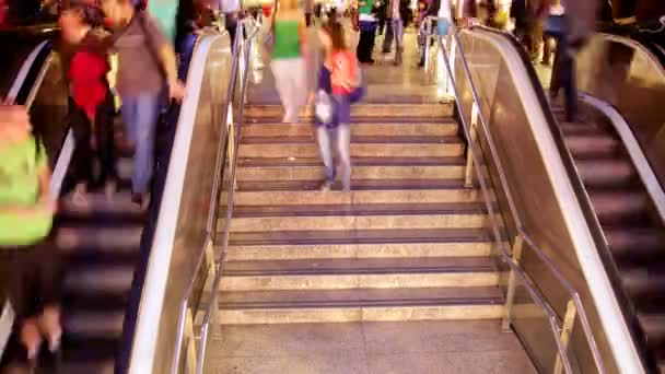 Subiendo y bajando una entrada de metro en Barcelona España — Vídeos de Stock
