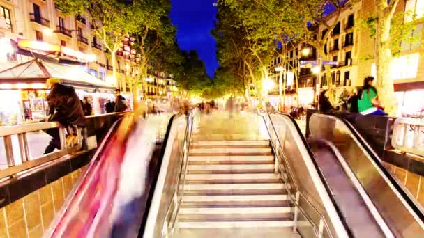 Subiendo y bajando una entrada de metro en Barcelona España — Vídeo de stock