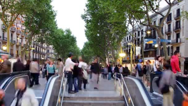 Subiendo y bajando una entrada de metro en Barcelona España — Vídeos de Stock