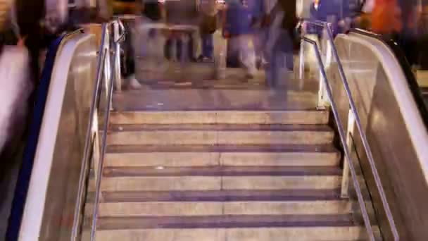 Идя вверх и вниз вход в метро в Barcelona Spain — стоковое видео