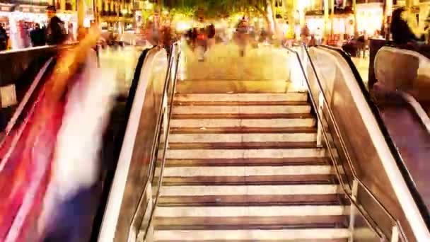 Gå upp och nedför en tunnelbana ingång i barcelona Spanien — Stockvideo