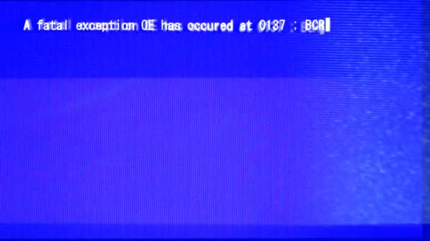 Роковая ошибка, данные на экране компьютера — стоковое видео