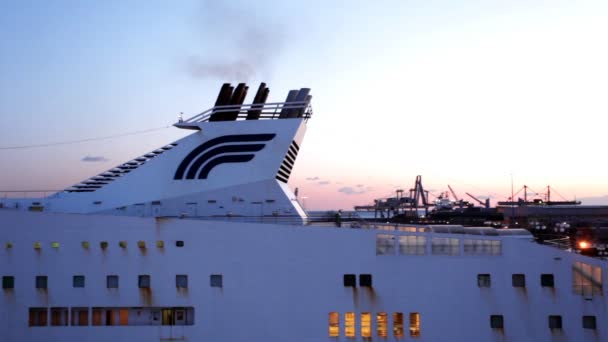 Timelapse of a ferry arriving and passengers get off, istanbul — Stock Video