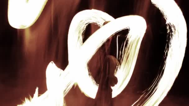 Абстрактный узор из образов девочки, играющей в огненный пои — стоковое видео