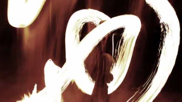 Modèle abstrait fait des images de forme d'une fille jouant poi feu 
