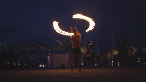 Homem no festival brincando com paus de fogo — Vídeo de Stock