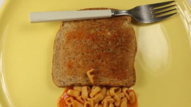 tost spahgetti makarna harflerle yazılmış haberci