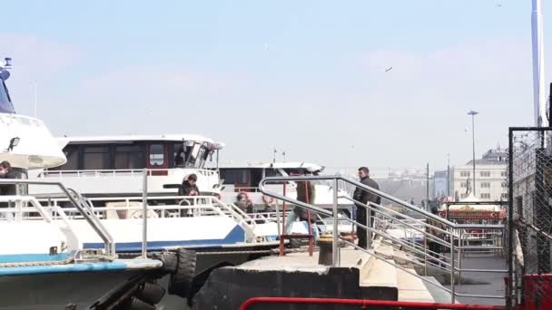渡轮抵达和乘客下车，伊斯坦布尔的 timelapse — 图库视频影像