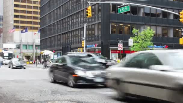 Manhattan escena de la calle con el tráfico y, nyc, América — Vídeos de Stock