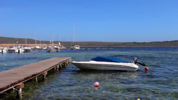 Båtar och yachter i vackra blå kristall havet — Stockvideo