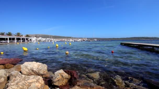 Wunderschöne Küste und kristallblaues Meer, Menorca, Balearen, Spanien — Stockvideo