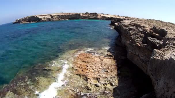 Die zerklüftete Küste der Insel Formentera, Spanien — Stockvideo