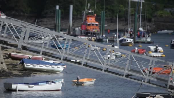 İngiltere 'nin Cornwall kıyısındaki Fowey liman köyünün zaman çizelgesi. — Stok video