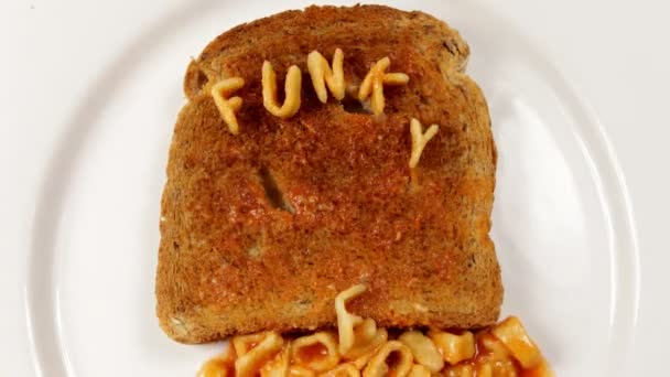 "funky food makes me phat "written with alphabetti spaghetti on toast — стоковое видео