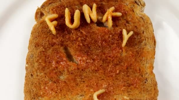 "funky food makes me phat "geschrieben mit Alphabetti Spaghetti auf Toast — Stockvideo