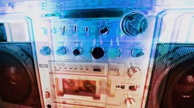 retro bir getto blaster büyüyen ve her nesneyi için şekillendirme parçaları ile gösteren resim