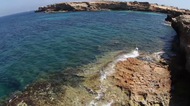 フォル メンテラ島、スペインの島の海岸線 — ストック動画